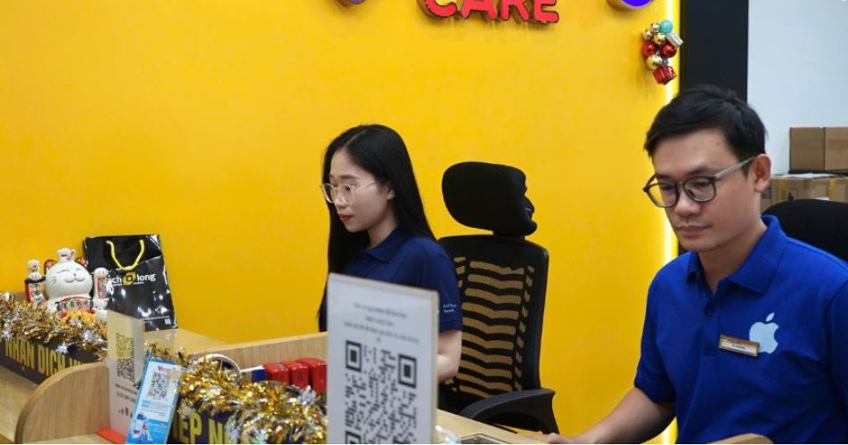 Mang điện thoại iPhone đến trung tâm sửa chữa uy tín