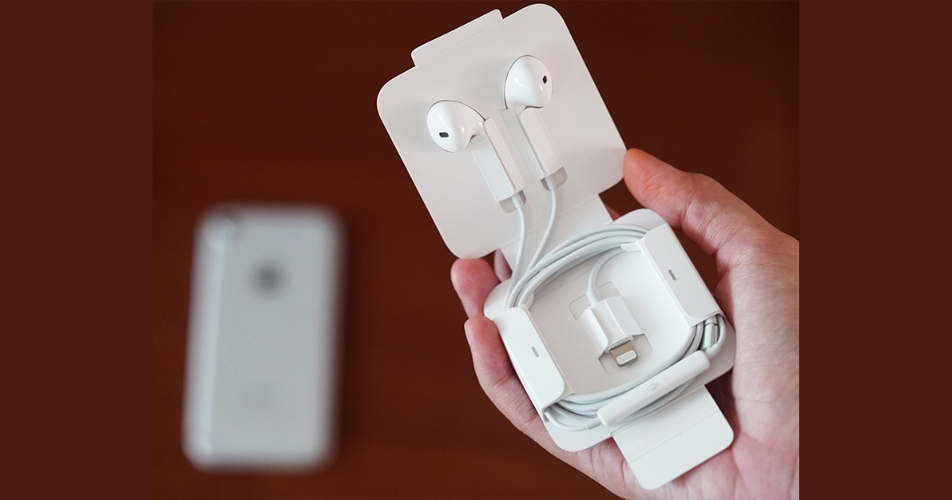 Phím Điều Khiển Remote Và Microphone Tiện Lợi